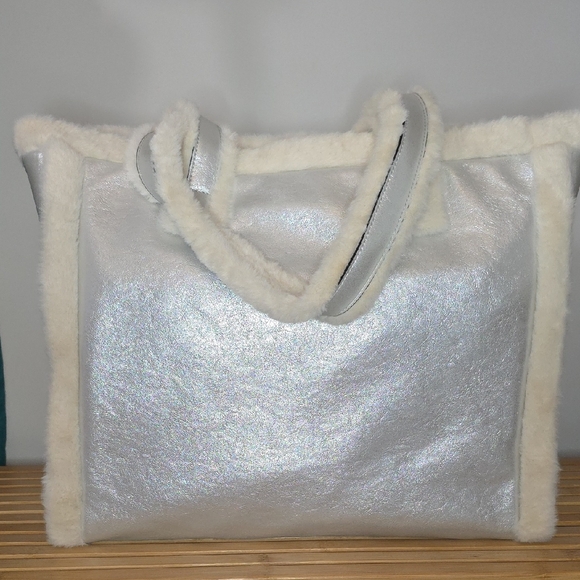 Kelly & Katie Handbags - Silver Tote With Cream Faux Fur Trim